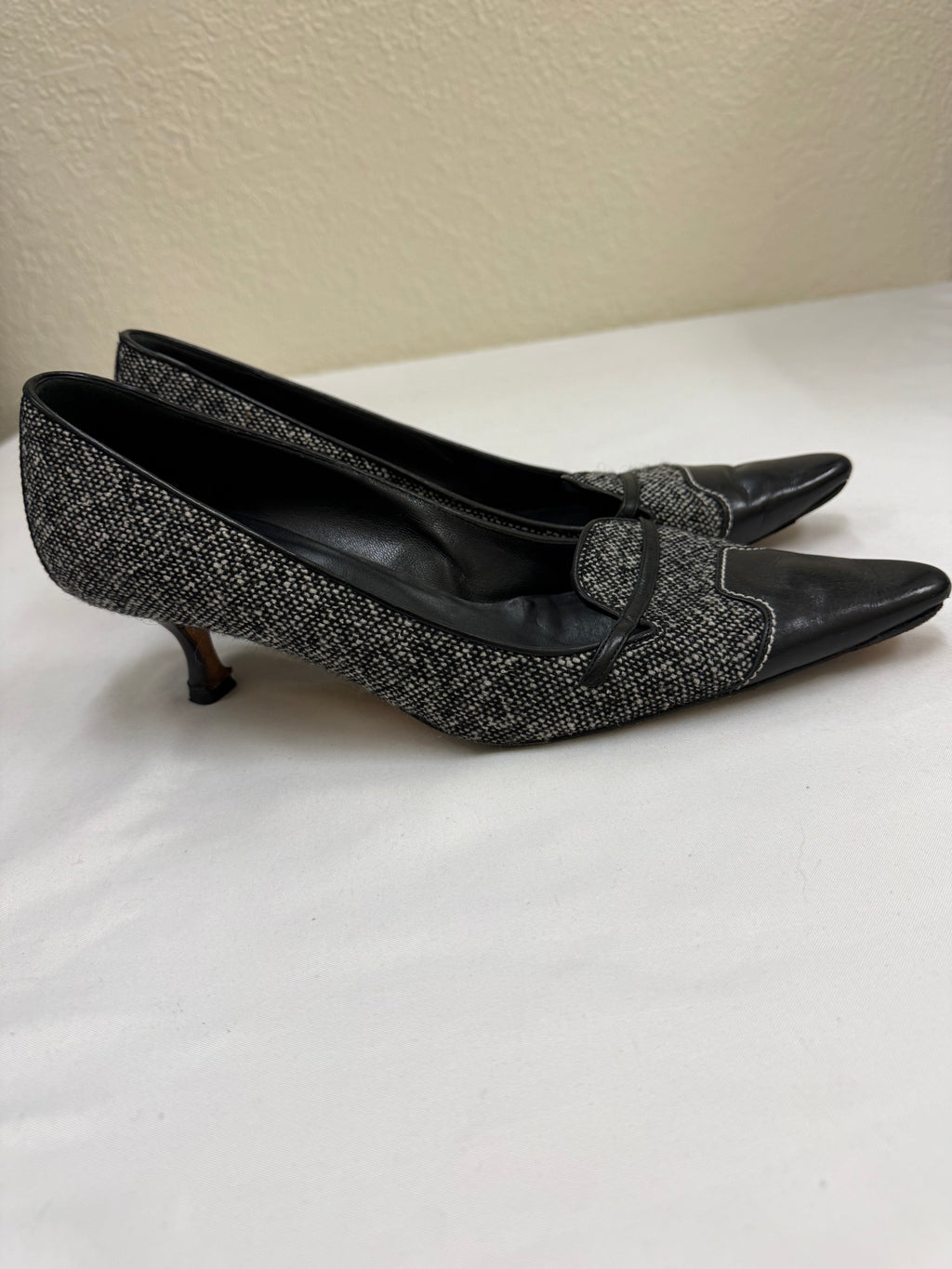 Authentic Manolo Blahnik Black Tweed & Leather Pointed Toe Kitten Heel Pumps | Made in Italy