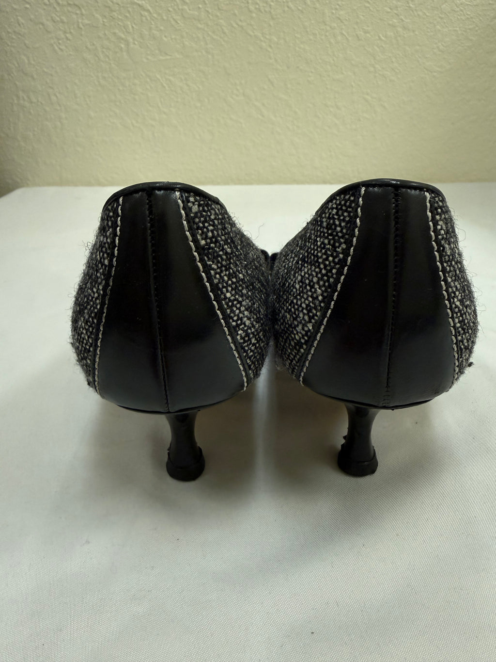 Authentic Manolo Blahnik Black Tweed & Leather Pointed Toe Kitten Heel Pumps | Made in Italy