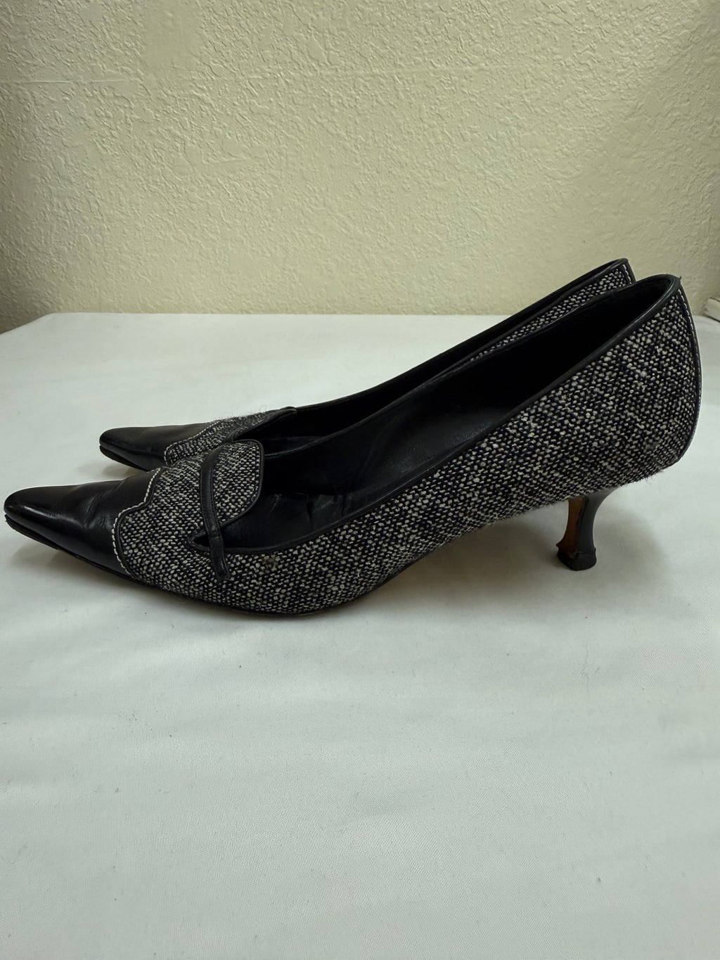 Authentic Manolo Blahnik Black Tweed & Leather Pointed Toe Kitten Heel Pumps | Made in Italy